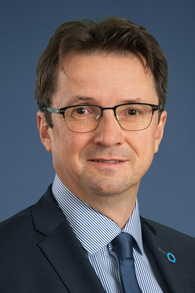 Prof. Dr. med. Peter E. H. Schwarz im Anzug mit Anstecknadel der International Diabetes Federation.