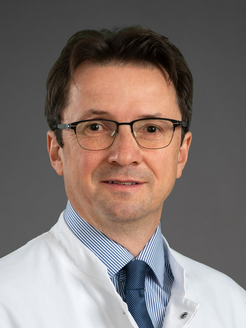 Porträt von Prof. Dr. med. Peter E. H. Schwarz im weißen Arztkittel.